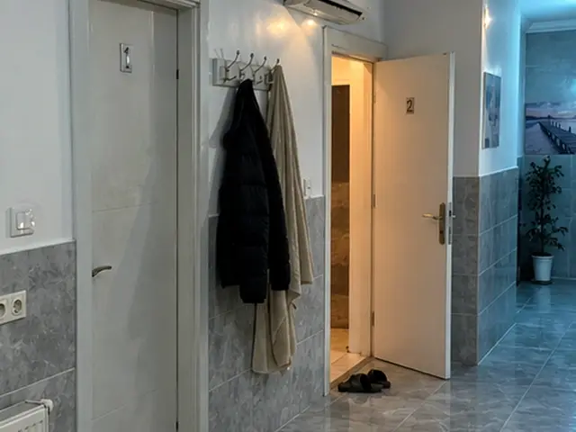Oda girişinde askı ve temiz terlik — Atışalanı, Masaj Salonun