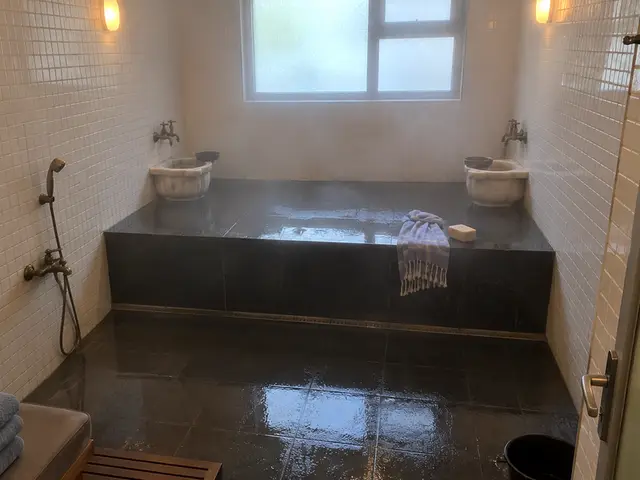 Beyaz mozaikli, kurnalı hamam bölümü — Atışalanı, Masaj Salonun