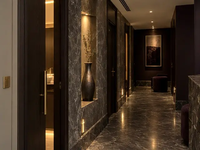 Mermer duvarlı, loş ışıklı salon koridoru — Atışalanı, Masaj Salonun